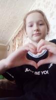 random ok.ru girls sending love with heart hands